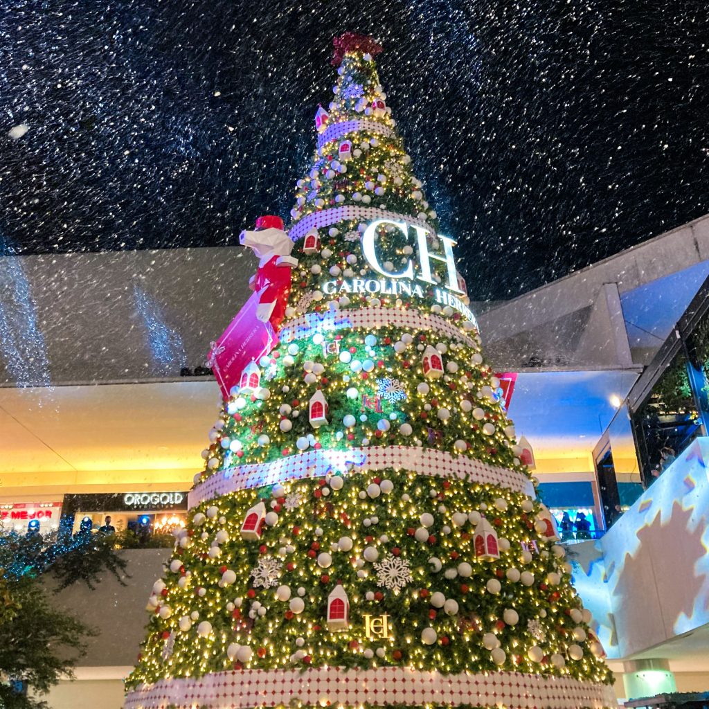 El árbol navideño fue el escenario del Christmas Parade